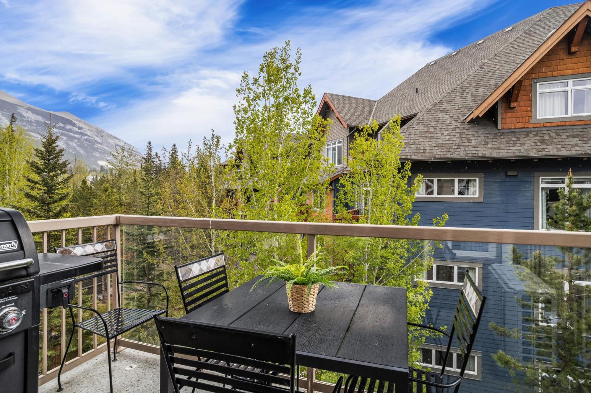 Charming 1 Bdrm Plus Loft With Views Managed By Little Sister Getaways Canmore Exterior photo